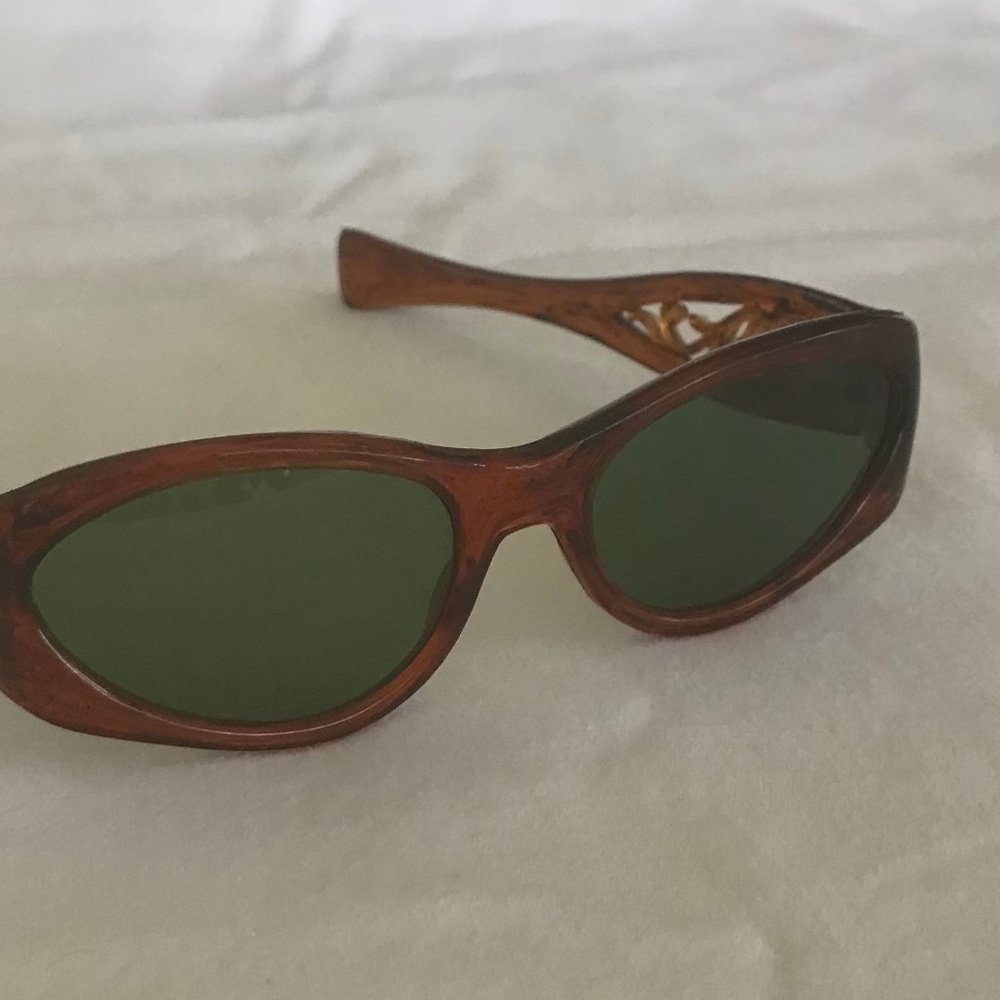 1950s Faux Tortoise Shell Carved Sunglasses w/ Green Lenses - Pin Up Sunglasses